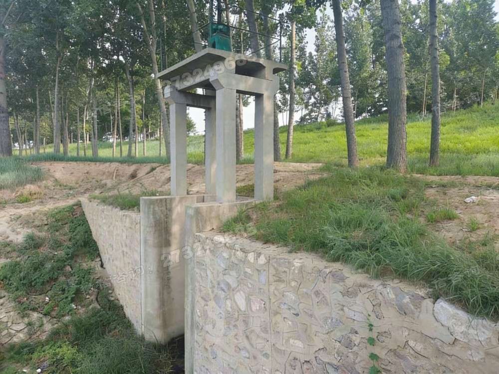 黄岩林间石砌铸铁闸门