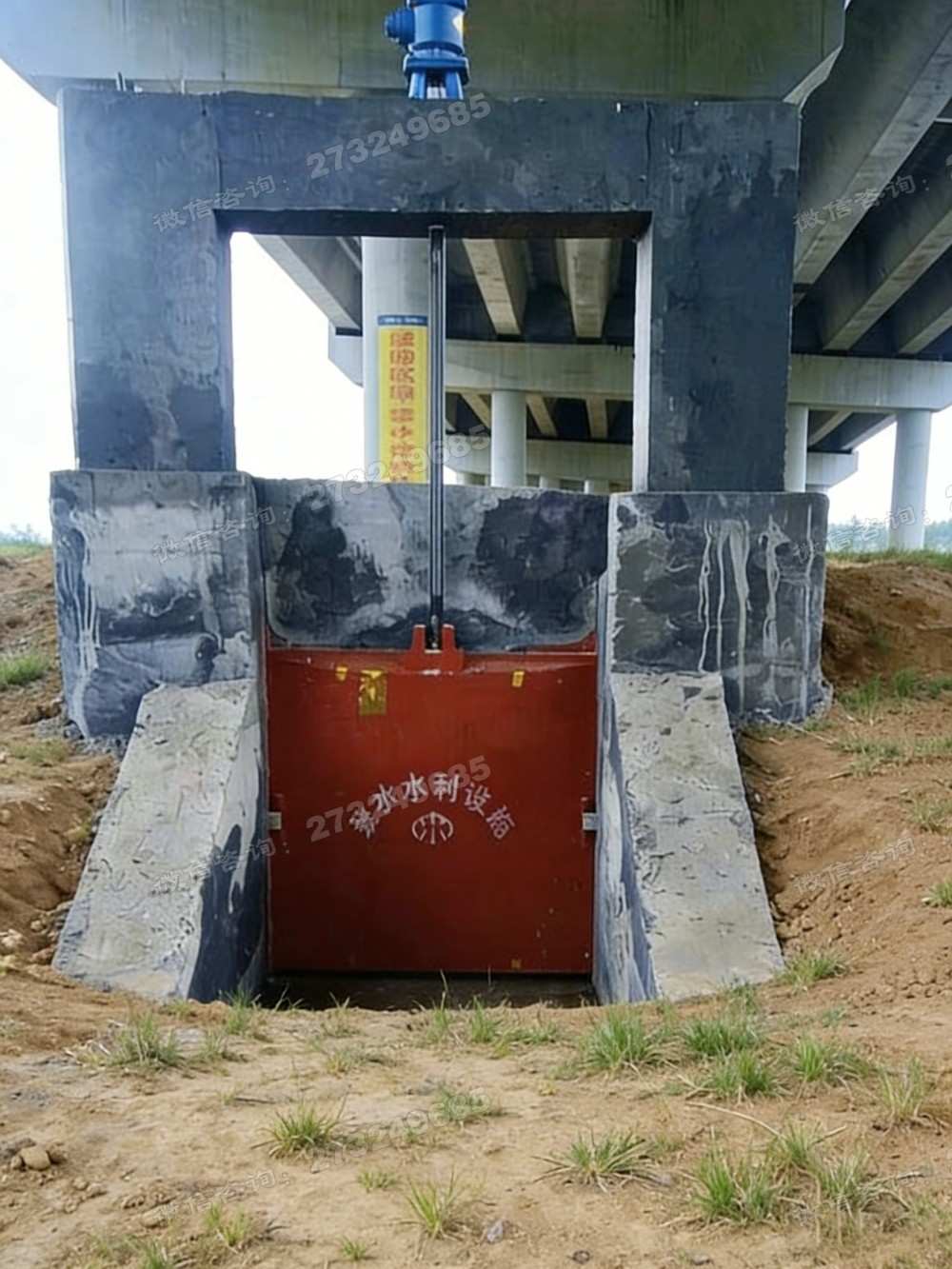 龙潭公路边渠道闸门